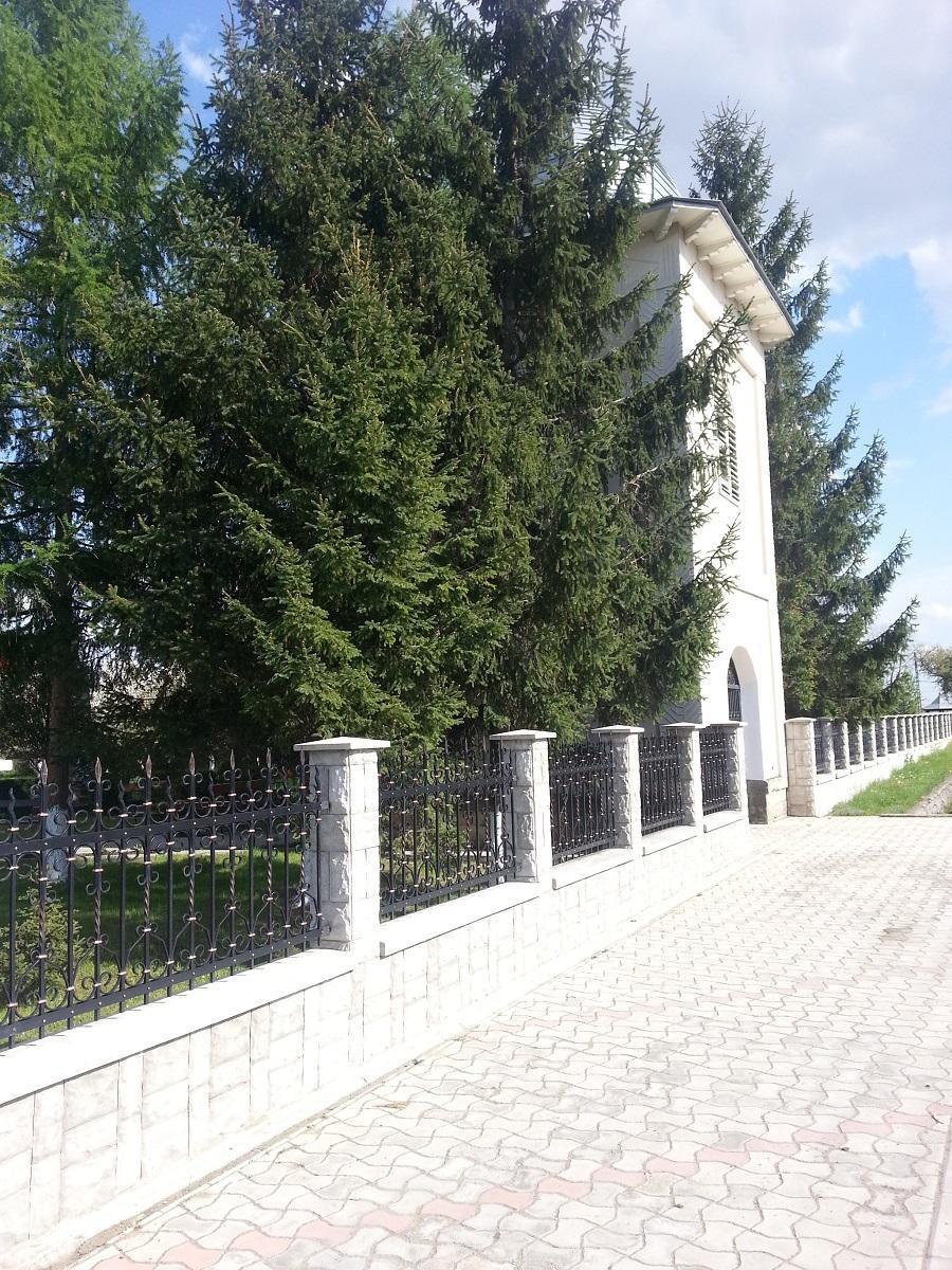 Intrare în curtea bisericii